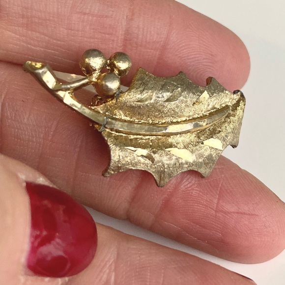 Vintage Mamselle Brooch Pin Gold Tone Holly Berry Sprig Leaf Christmas Holiday - Picture 3 of 6